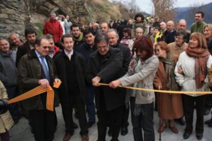 L'alcalde del Pont de Bar, a l'esquerra, amb la cinta a la mà, amb l'exconseller Jordi Ausàs, condemnat per contraban de tabac.