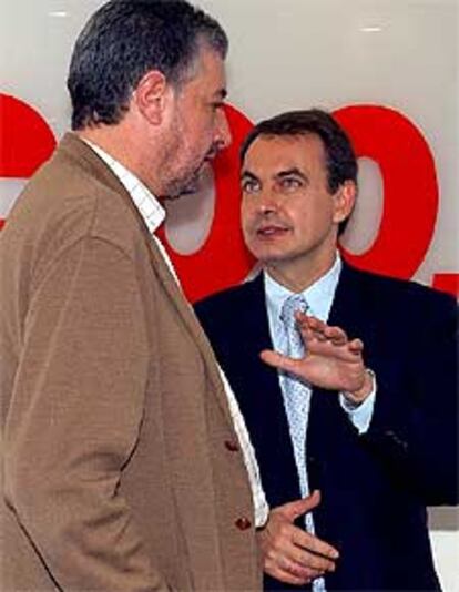 José Luis Rodríguez Zapatero dialoga con José María Fidalgo en la sede del sindicato Comisiones Obreras.
