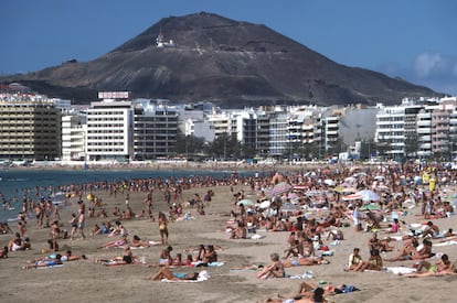 Turistas en una playa de Las Palmas en 1988.