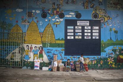 En la sede de la ONG en Phnom Penh, todo parece pensado para que sus usuarios se sientan a gusto. Las paredes del patio están pintadas con murales de colores, con un río lleno de peces, un cielo con aviones y nubes, palmeras, flores y muñecos sonrientes.
