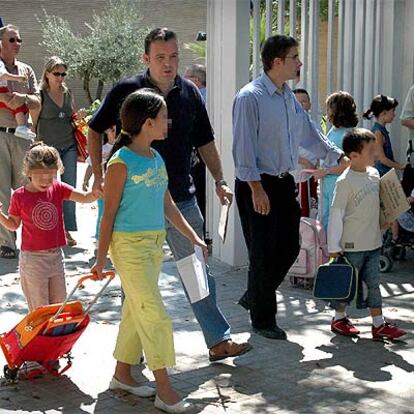 Niños a la salida del colegio Baladre de Picanya, en Valencia.