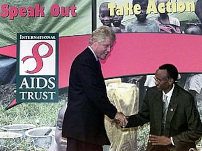 El ex presidente Clinton, con el presidente de Ruanda, Paul Kagame, en la Conferencia del Sida en Barcelona.