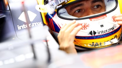 El piloto mexicano, Sergio Pérez, ajusta su casco durante los preestrenos del Gran Premio de F1 de Emilia-Romagna en Imola (Italia), este 16 de mayo.
