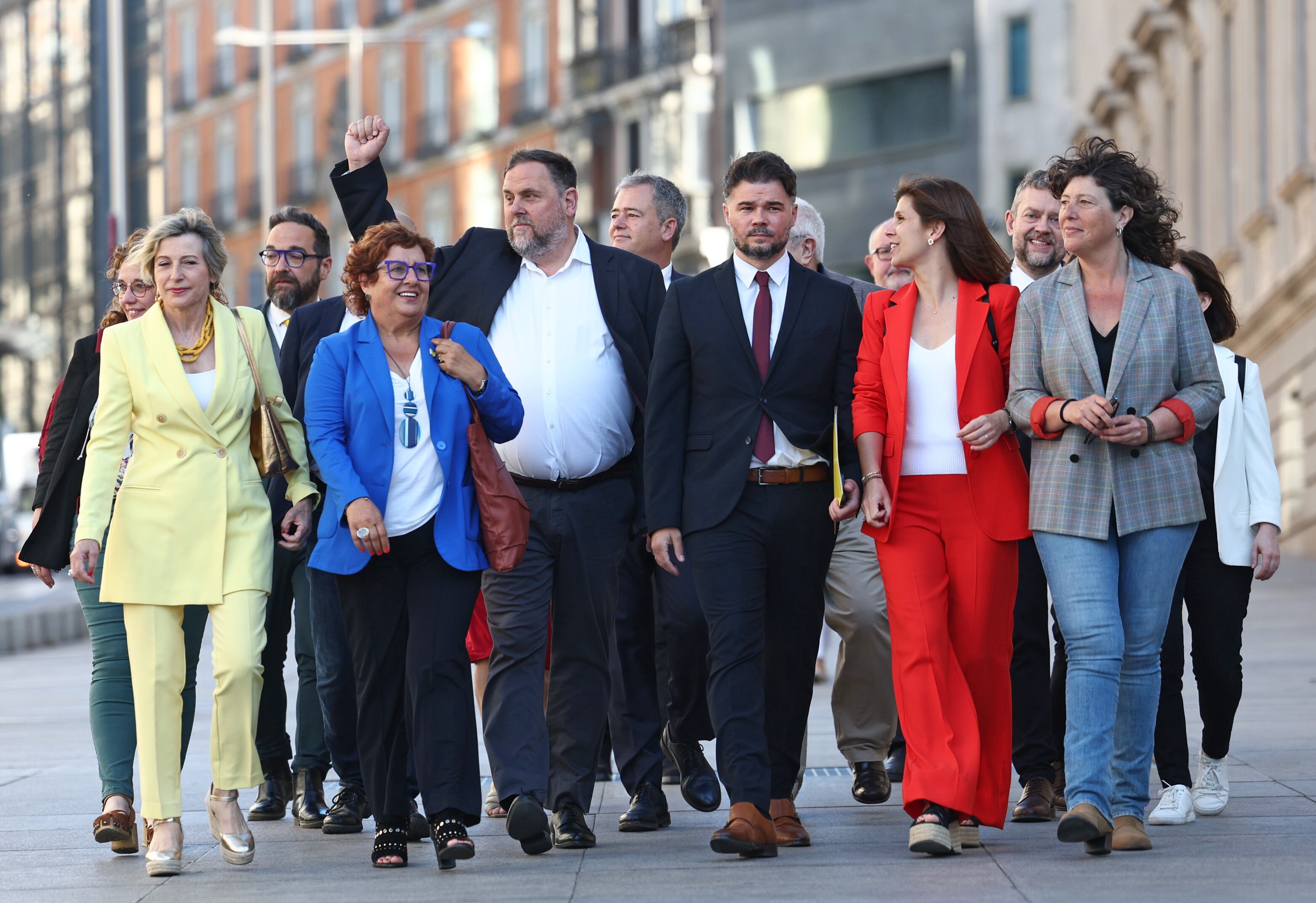 El presidente de Esquerra Republicana (ERC), Oriol Junqueras (centro), entre otros miembros del partido, a su llegada este jueves al Congreso.