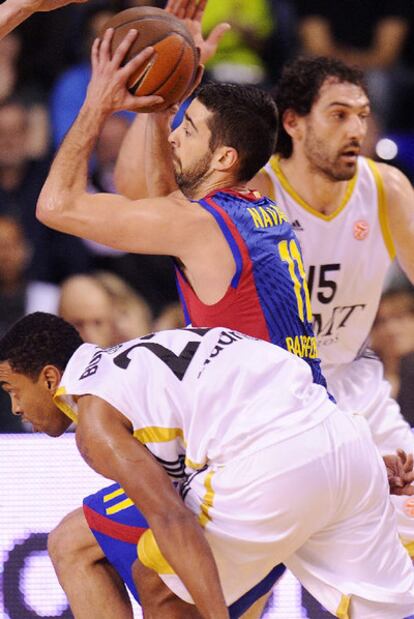 Navarro, entre Bullock y Garbajosa en el último clásico.