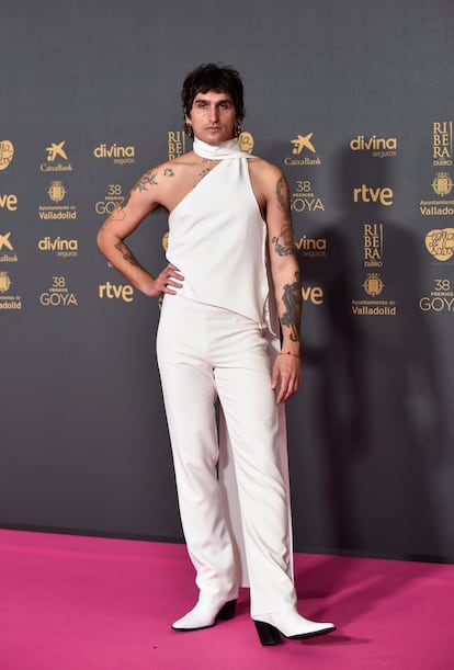 La Dani, nominado a mejor actor revelación por 'Te estoy amando locamente', de blanco total con un 'look' de Ángel Campano.