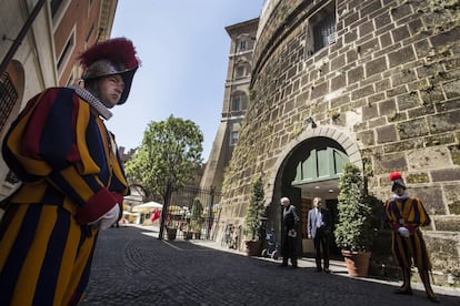 La Guardia Suiza custodia la entrada del IOR, el Banco Vaticano.