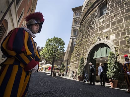 La Guardia Suiza custodia la entrada del IOR, el Banco Vaticano. 