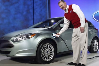 Alan Mulally, máximo ejecutivo de Ford carga el Ford Focus Electric. No solo el equipamiento digital de los automóviles interesa en el CES de las Vegas, también las alternativas más sostenibles.