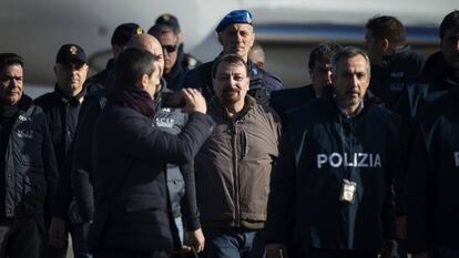 O ex-terrorista de extrema esquerda, Cesare Battisti, ao chegar na segunda-feira ao aeroporto de Ciampino em Roma.