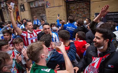 Centenares de personas, muchas sin mascarilla, festejan en la Parte Vieja donostiarra la disputa de la final de la Copa del Rey de fútbol.