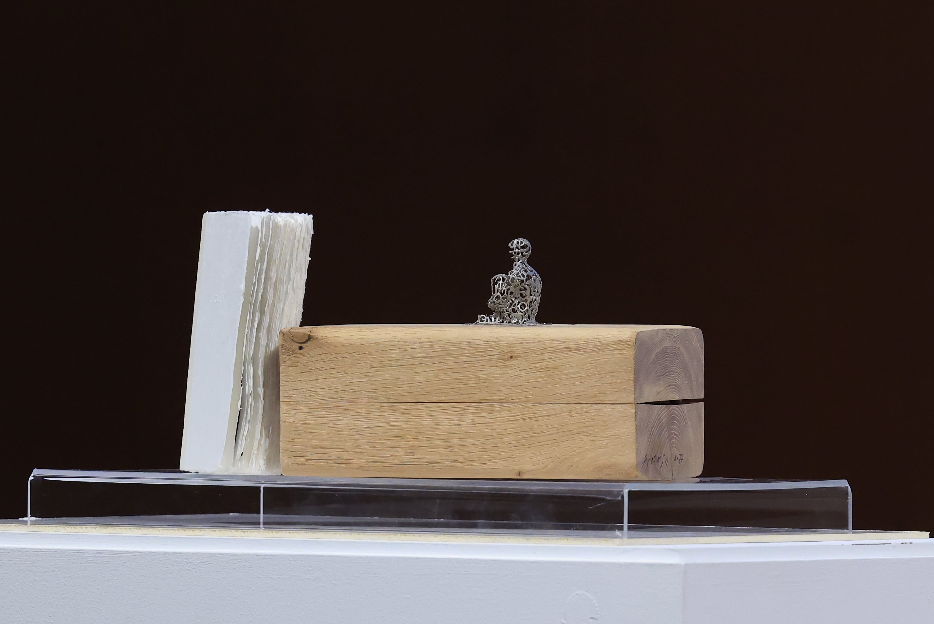 La obra 'Utopía?', de Jaume Plensa, con el libro de poemas de Joan Margarit, en la Biblioteca Nacional.