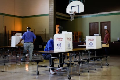 Votantes en la escuela primaria Grover Cleveland. Los candidatos han cerrado una de las campa?as ms convulsas de la historia del pas. Ganar quien alcance los 270 votos sobre un total de 538.