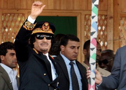 El presidente de Libia, Muammarr el Gadafi, saluda durante un acto público en Trípoli (Libia).