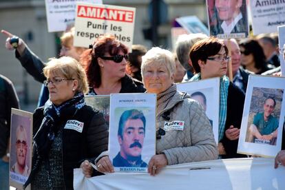 Manifestantes con fotos de las v&iacute;ctimas del amianto. 
 
 