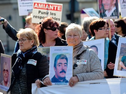 Manifestantes con fotos de las v&iacute;ctimas del amianto. 
 
 