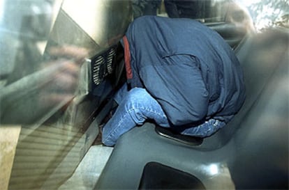 Fernando Adalid, ayer, cuando era conducido por la policía a los juzgados de Tarragona.