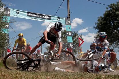 El británico Chris Froome, del equipo Sky, cae al suelo durante la novena etapa del Tour de Francia entre las localidades de Arras Citadelle y Roubaix, el 15 de julio de 2018.