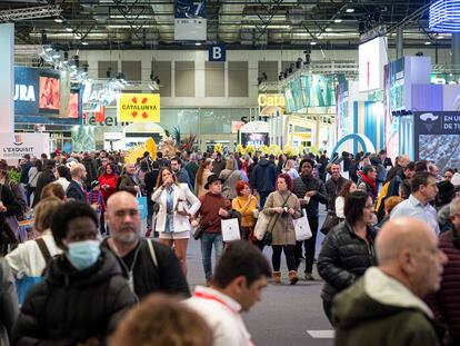 Cientos de personas asisten el pasado sábado a la Feria Internacional de Turismo FITUR 2023.