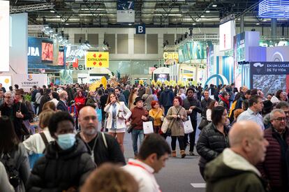 Cientos de personas asisten el pasado sábado a la Feria Internacional de Turismo FITUR 2023.