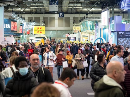 Cientos de personas asisten el pasado sábado a la Feria Internacional de Turismo FITUR 2023.