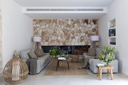 En el salón, sofás y alfombra de yute de Ikea, cojines de la firma catalana Teixidors y mesas hechas artesanalmente por un carpintero de la isla.