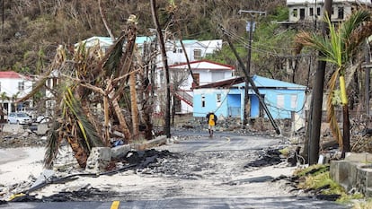 Un vecino de Tortola camina por las calles devastadas tras el paso del huracán María en las Islas Vírgenes Británicas. 