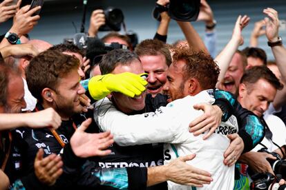 El piloto británico celebra con sus compañeros de equipo el triunfo en el Gran Premio de Italia.
