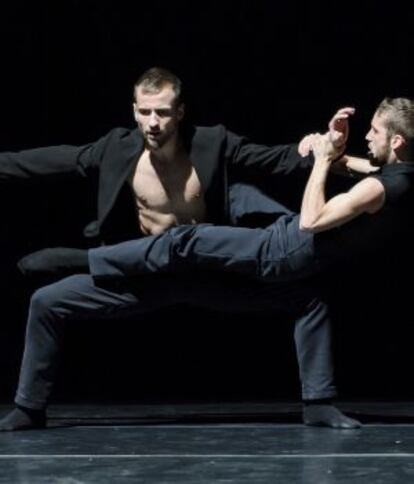 Dos bailarines interpretan Descaminos de dos.