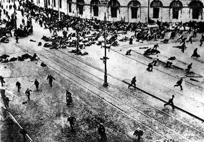 Enfrentamiento entre bolcheviques y el Ej&eacute;rcito ruso en Petrogrado (hoy San Petersburgo) en 1917.