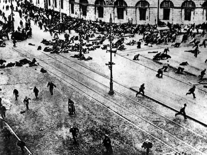 Enfrentamiento entre bolcheviques y el Ej&eacute;rcito ruso en Petrogrado (hoy San Petersburgo) en 1917.