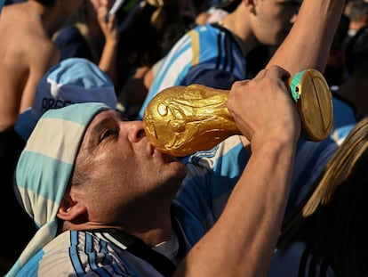 Un aficionado besa una réplica de la copa del mundo al celebrar la victoria argentina frente a Croacia en Buenos Aires, el 13 de diciembre de 2022.