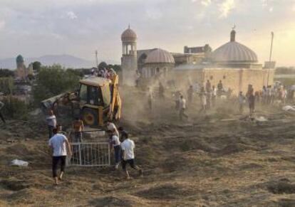 Trabajadores limpian una zona del cementerio de Samarcanda, donde está el panteón familiar de Karímov.