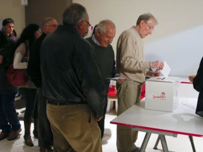 Militantes socialistas depositan su voto en la agrupaci&oacute;n de Alcobendas. 