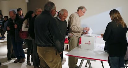 Militantes socialistas depositan su voto en la agrupaci&oacute;n de Alcobendas. 