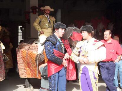 Dos operarios de la funeraria trasladan el cadáver de Estíbaliz Angulo.