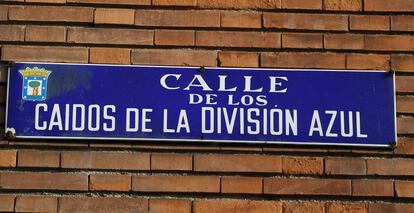 Placa de la calle de los Ca&iacute;dos de la Divisi&oacute;n Azul, en Madrid. 
