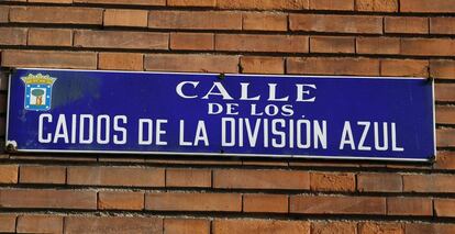 Placa de la calle de los Caídos de la División Azul, en Madrid.