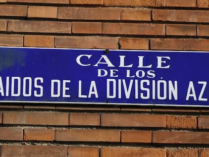 Placa de la calle de los Ca&iacute;dos de la Divisi&oacute;n Azul, en Madrid. 