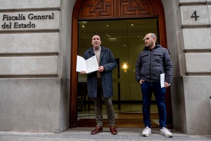 El secretario de Acción Sindical de CSIF, Francisco Lama, junto a un afectado por la suspensión de asistencia en Muface, en la puerta de la Fiscalía General del Estado este lunes.