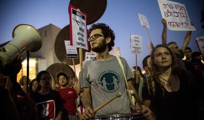 Manifestantes en contra de la ofensiva militar, en Tel Aviv, el 12 de julio