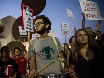 Manifestantes en contra de la ofensiva militar, en Tel Aviv, el 12 de julio