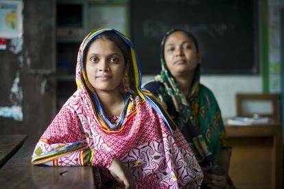 Jesmin Akter, 15 años, cursa 9º de primaria. Con el apoyo de su madre, Nooryehan Begam, de 39, consiguió librarse del matrimonio cuando tenía 11. "No quería dejar la escuela", explica ella sus motivos para rechazar la temprana proposición. En aquel momento, trabajaba cosiendo pedrería en la ropa en una fábrica textil, pero dejó aquel empleo y hoy da clases a un grupo de siete niños por 15.000 takas al mes (unos 175,50 euros) y ahorra para pagarse su formación en el futuro.