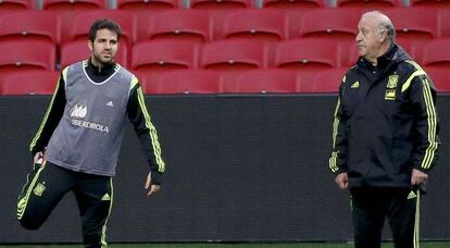 Cesc y Vicente del Bosque en el entrenamiento de este lunes.