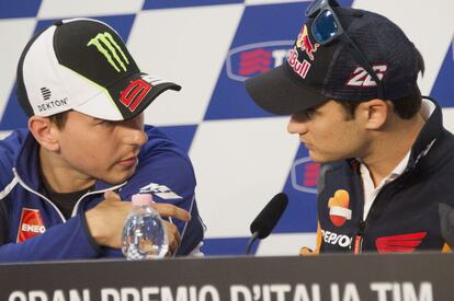 Jorge Lorenzo (Yamaha) y Dani Pedrosa (Repsol Honda) conversan durante una rueda de prensa.