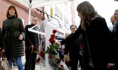 Sandra Carrasco, hija de Isaías Carrasco, deposita una flor en el lugar donde fue asesinado su padre en Mondragón.