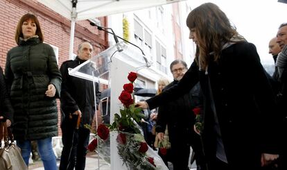 Sandra Carrasco, hija de Isa&iacute;as Carrasco, deposita una flor en el lugar donde fue asesinado su padre en Mondrag&oacute;n.