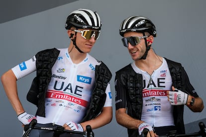 Tadej Pogacar y Adam Yates, con chalecos de hielo, antes de la salida en Libourne.