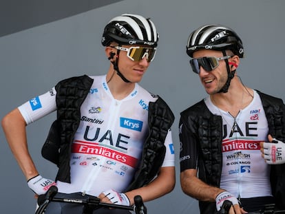 Tadej Pogacar y Adam Yates, con chalecos de hielo, antes de la salida en Libourne.