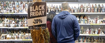 Ofertas por el Black Friday en una tienda de figuras de Belén, en Mallorca el pasado año.